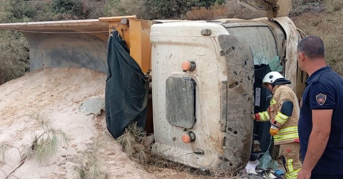 Hatay Belen\'de kum yüklü kamyon devrildi, yaralanan sürücü ekiplerce kurtarıldı
