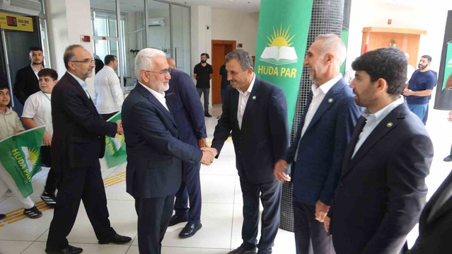 Davut Şahin, HÜDA PAR Batman İl Kongresi'nde görevi Mehmet Emin Doğru'ya bıraktı