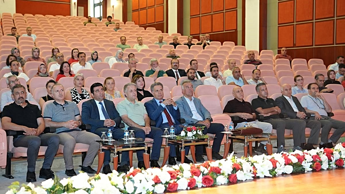 İnönü Üniversitesi\'nde protokol eğitimi tamamlandı, Rektör Akpolat Aytürk\'e hediye verdi
