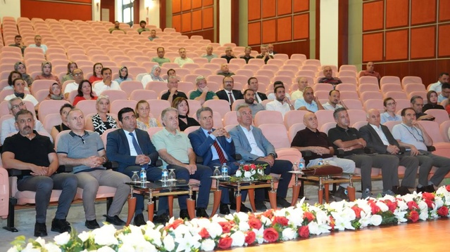 İnönü Üniversitesi'nde protokol eğitimi tamamlandı, Rektör Akpolat Aytürk'e hediye verdi