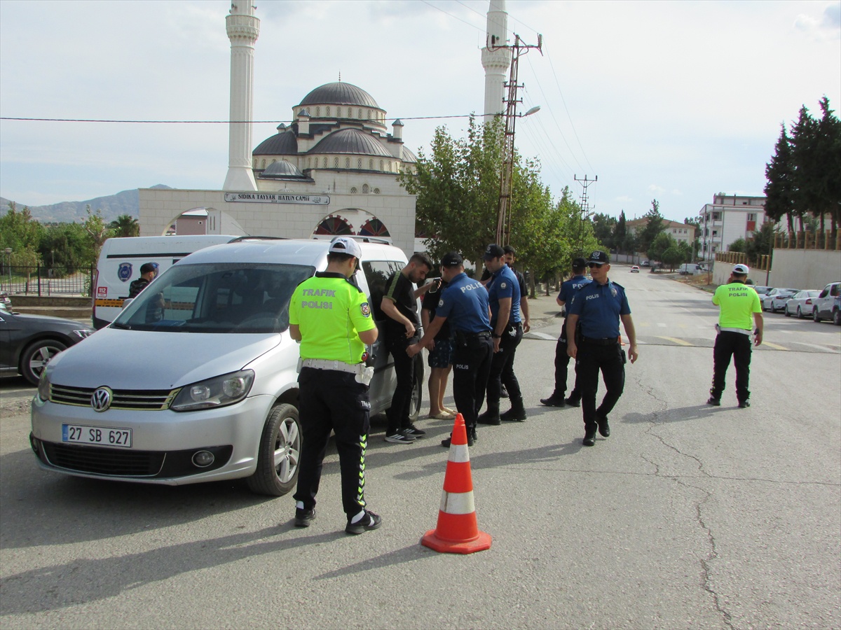 Gaziantep İslahiye\'de 26 okul ve yurt çevresinde trafik ve asayiş denetimi yapıldı