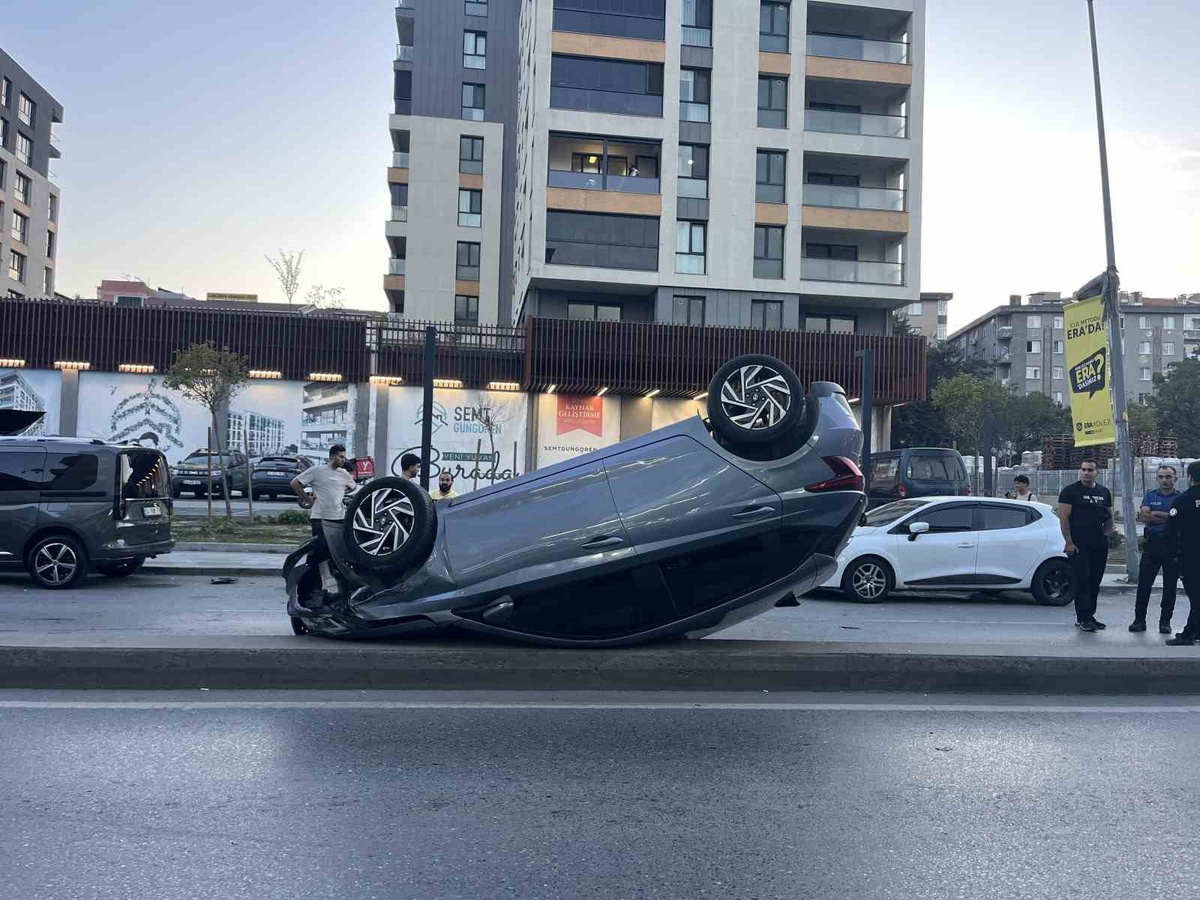 İstanbul Güngören\'de taksiye çarpan otomobil takla attı, sürücü yara almadı
