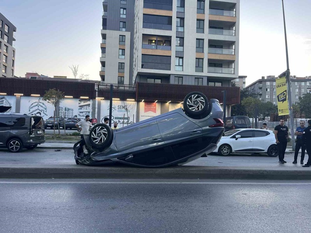İstanbul Güngören'de taksiye çarpan otomobil takla attı, sürücü yara almadı