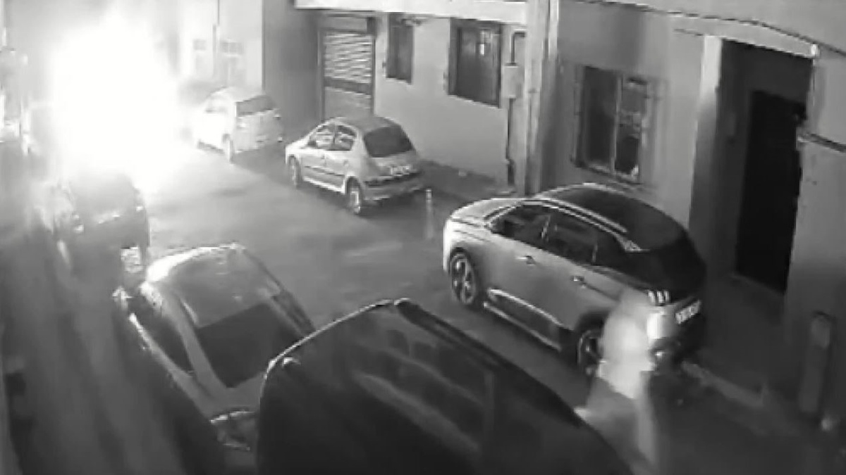 İstanbul Kağıthane\'de aynı firmanın 3 aracı kundaklandı, 12 zanlıdan 9\'u tutuklandı