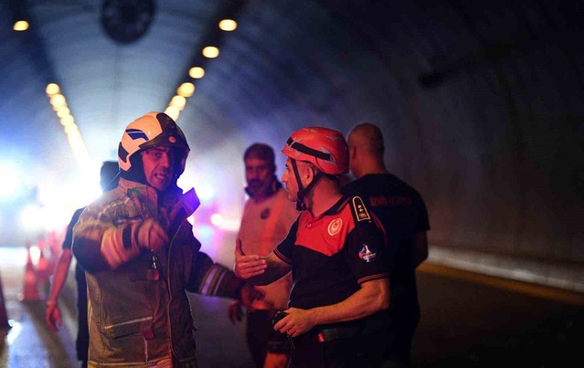 İzmir Bayraklı Tünelleri'nde tırda çıkan yangın 20 dakikada söndürüldü