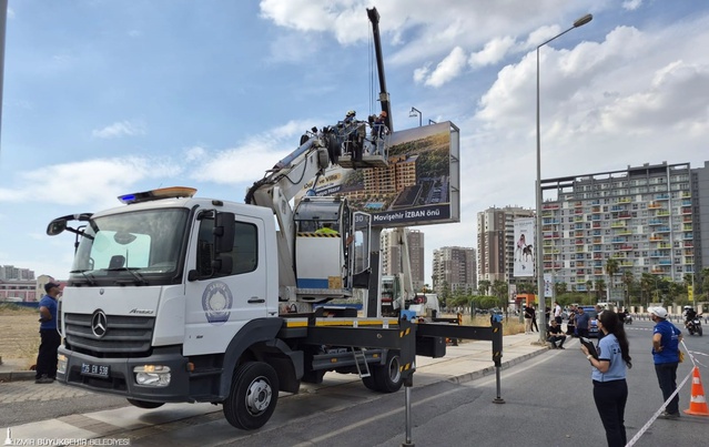 İzmir Büyükşehir Belediyesi, Karşıyaka'daki 20 reklam ünitesinin kaldırıldığını açıkladı