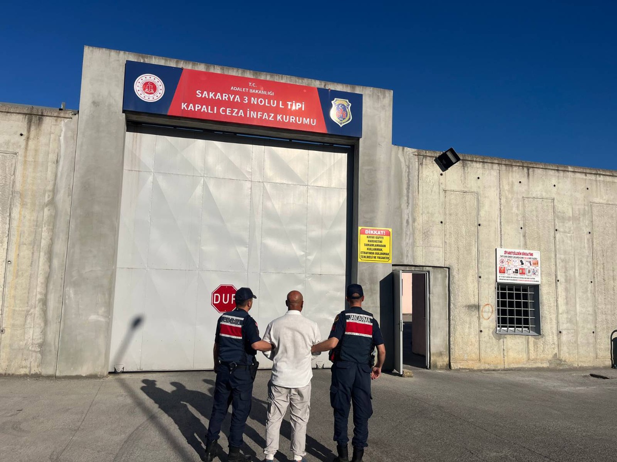 Sakarya\'da 3 ilçede jandarma 6 kilo 250 gram esrar ele geçirdi, 4 şüpheli tutuklandı