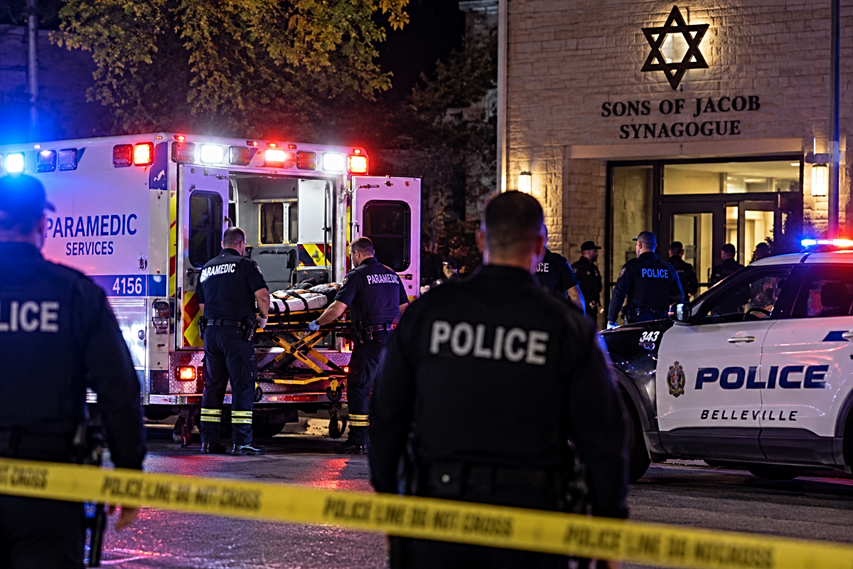 Kanada\'da Yom Kippur\'da sinagog önünde silahlı saldırıda polis ve bir kişi yaralandı