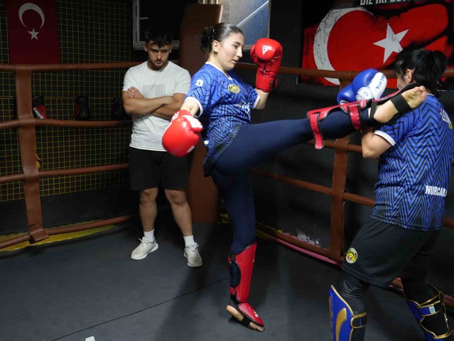 Kastamonu'da 42 yaşındaki anne, kick boksta kızlarıyla ringe hazırlanıyor