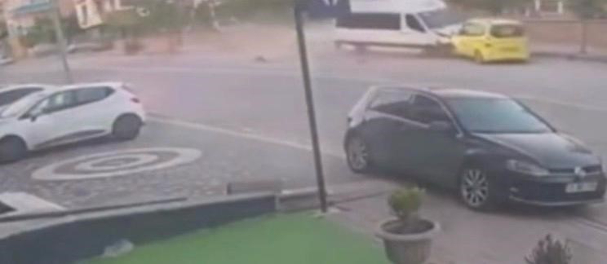 Kayseri Develi\'de freni patlayan minibüsün sürüklediği taksideki şoför yaralandı