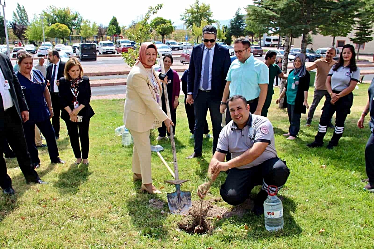 Kayseri Devlet Hastanesi Emel-Mehmet Tarman Kliniği\'nde fidanlar toprakla buluştu