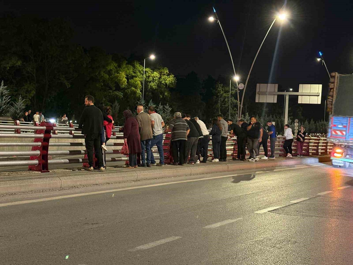 Kayseri Kocasinan\'da 3 otomobilin karıştığı zincirleme kazada 2 sürücü yaralandı
