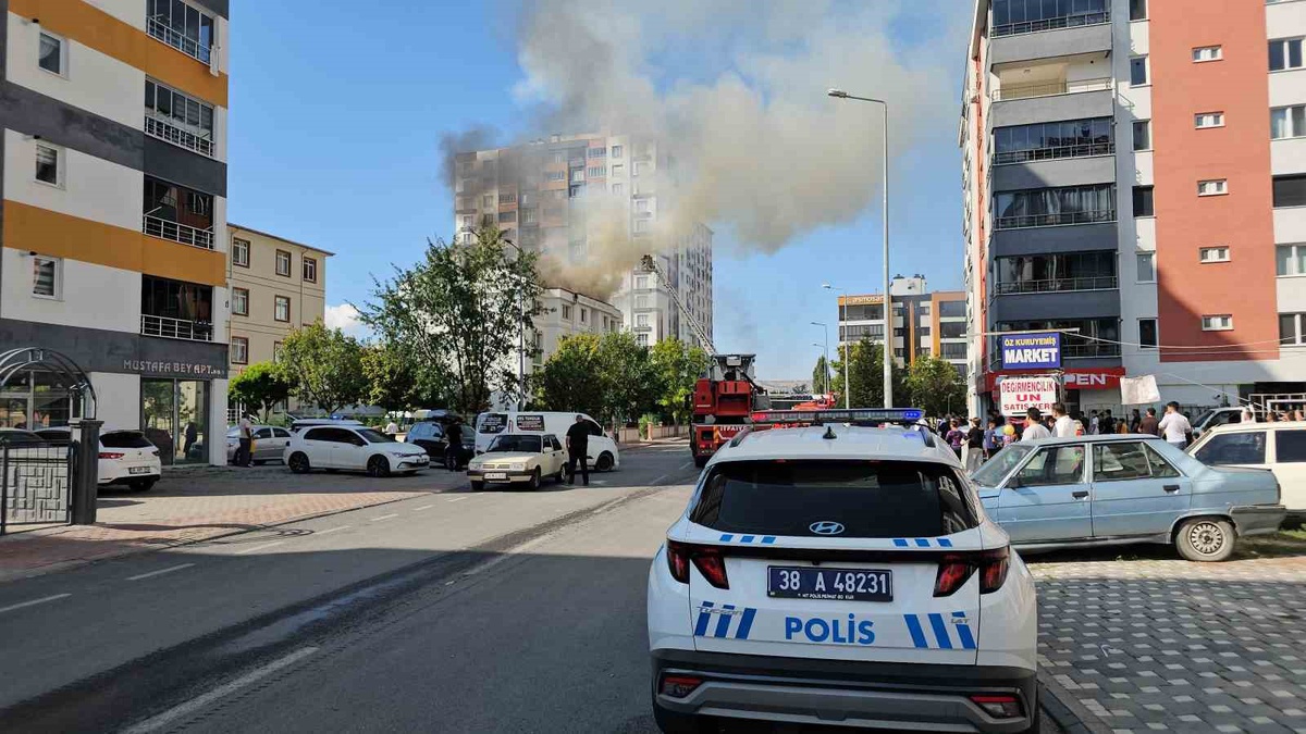 Kayseri Kocasinan\'da erkek öğrenci yurdunun çatısındaki yangına müdahale sürüyor