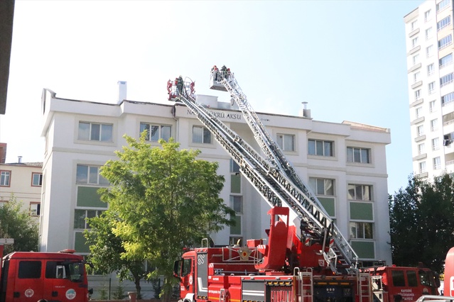 Kayseri Kocasinan'da tadilattaki öğrenci yurdunun çatısında yangın çıktı, söndürüldü