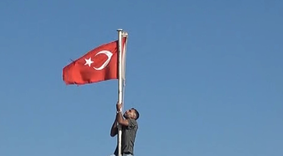Kilis\'te genç, Ravanda Kalesi\'ndeki Türk bayrağını ayakkabılarını çıkarıp düzeltti