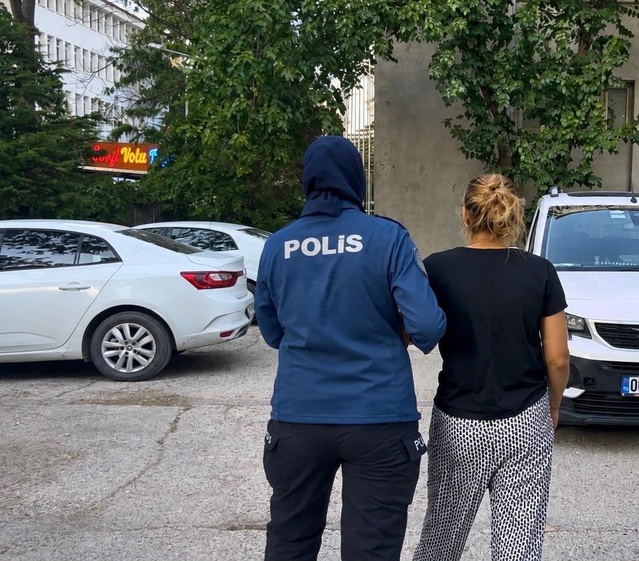 Kırıkkale'de 19 yıl 8 ay hapis cezası olan hükümlü evdeki gizli bölmede yakalandı