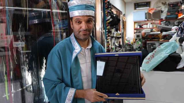 Kırşehir'de engelli ayakkabı ustası Ayvaz Şenlik'e Vali kaftan giydirip şed kuşattı