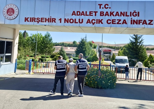 Kırşehir'de 26 yıl 24 ay hapis cezası bulunan firari hükümlü adreste yakalandı