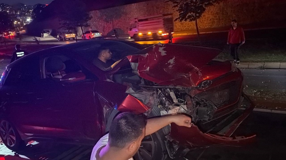 Kocaeli\'de belediye otobüsü ile 2 otomobilin çarpıştığı kazada 3 kişi yaralandı