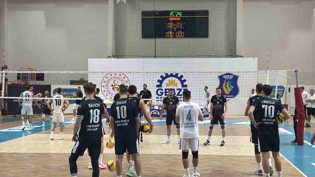 Kocaeli'de Dursun Ali Arslan anısına düzenlenen turnuvada ilk gün iki maç 3-0 bitti