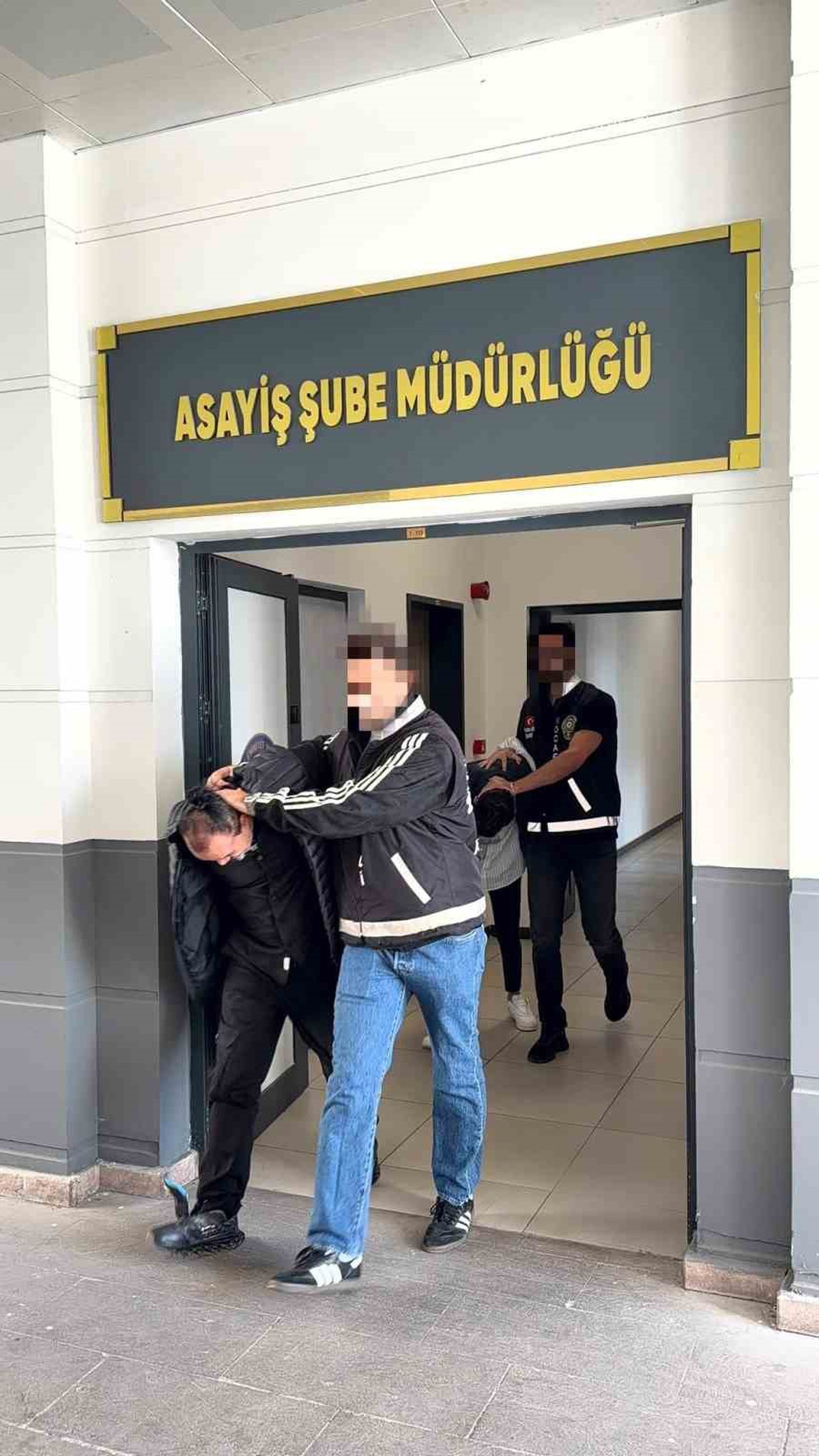 Kocaeli\'de banka hesaplarından kredi çekip 3 kişiyi dolandıran 2 şüpheli tutuklandı