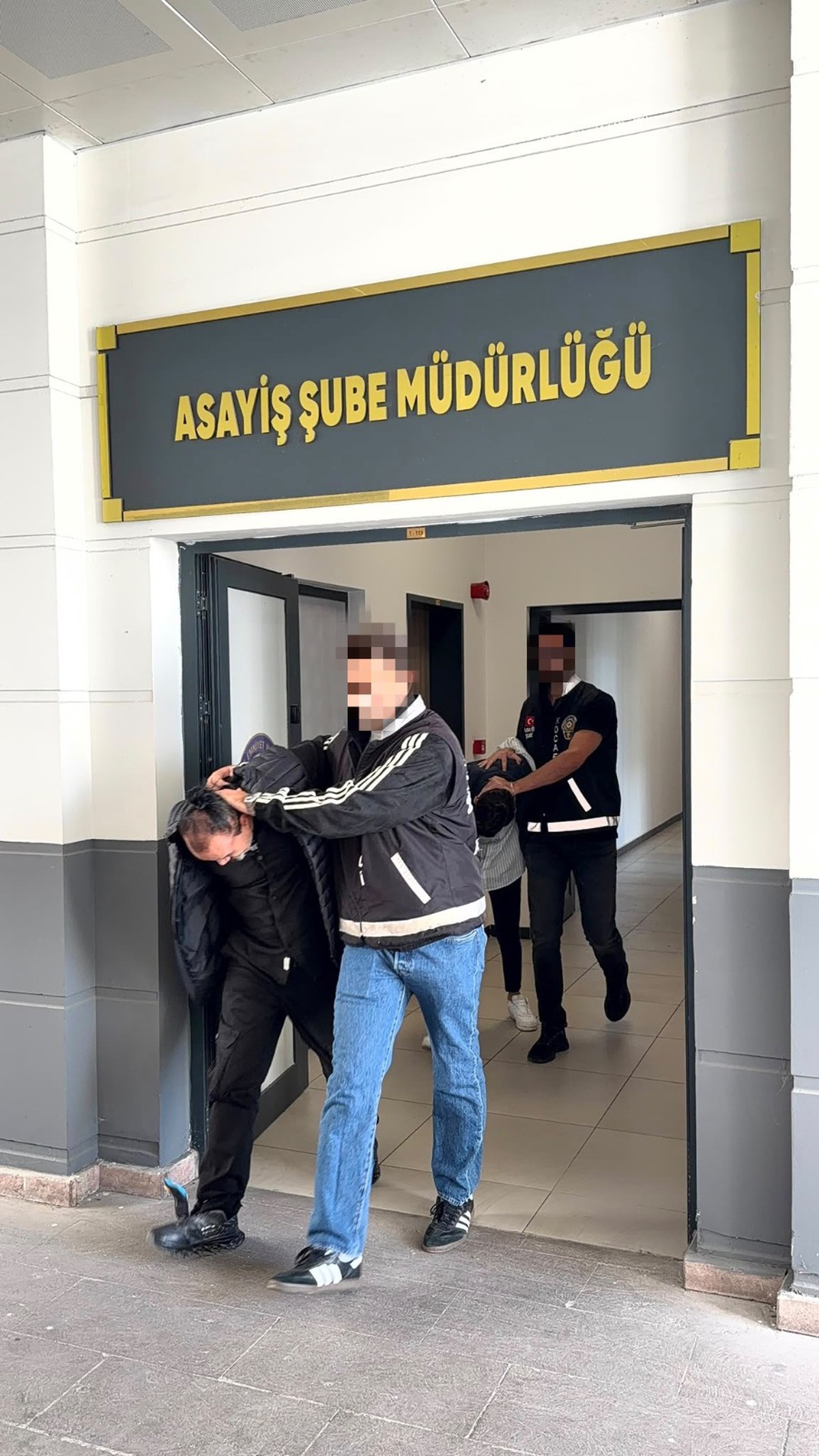 Gebze ve İzmit\'te iş vaadiyle 3 kişiyi dolandırdığı iddia edilen 2 şüpheli tutuklandı