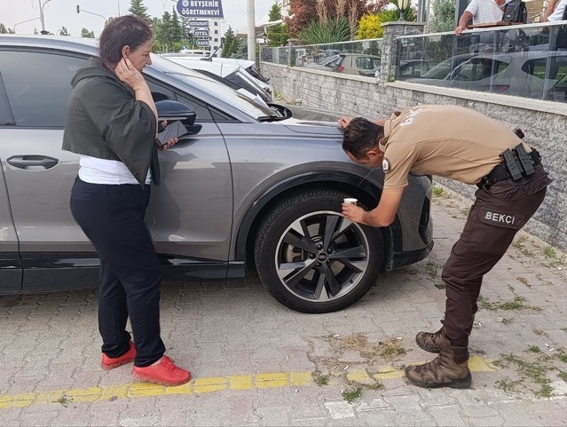 Konya Beyşehir'de polis, araç motoruna sıkışan yavru kediyi telefon sesiyle kurtardı