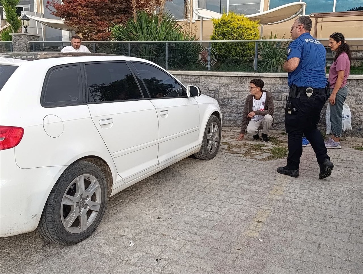 Konya Beyşehir\'de polis, vatandaş ihbarıyla otomobil motorundaki yavru kediyi çıkardı