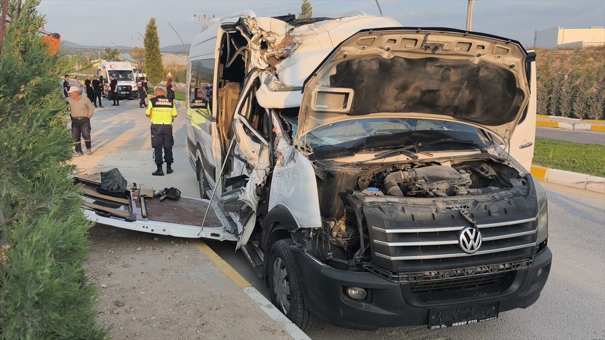 Kütahya OSB\'de işçi servisi çekiciyle çarpıştı, 8 kişi hastaneye kaldırıldı