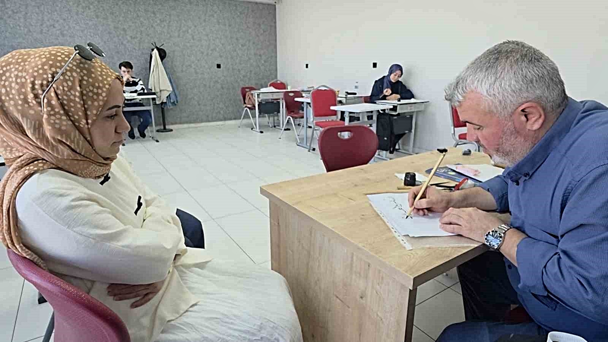 Kütahya\'da Ahmet Türk\'ün Hüsn-i Hat kursuna yaklaşık 50 kursiyer kayıtlı bulunuyor