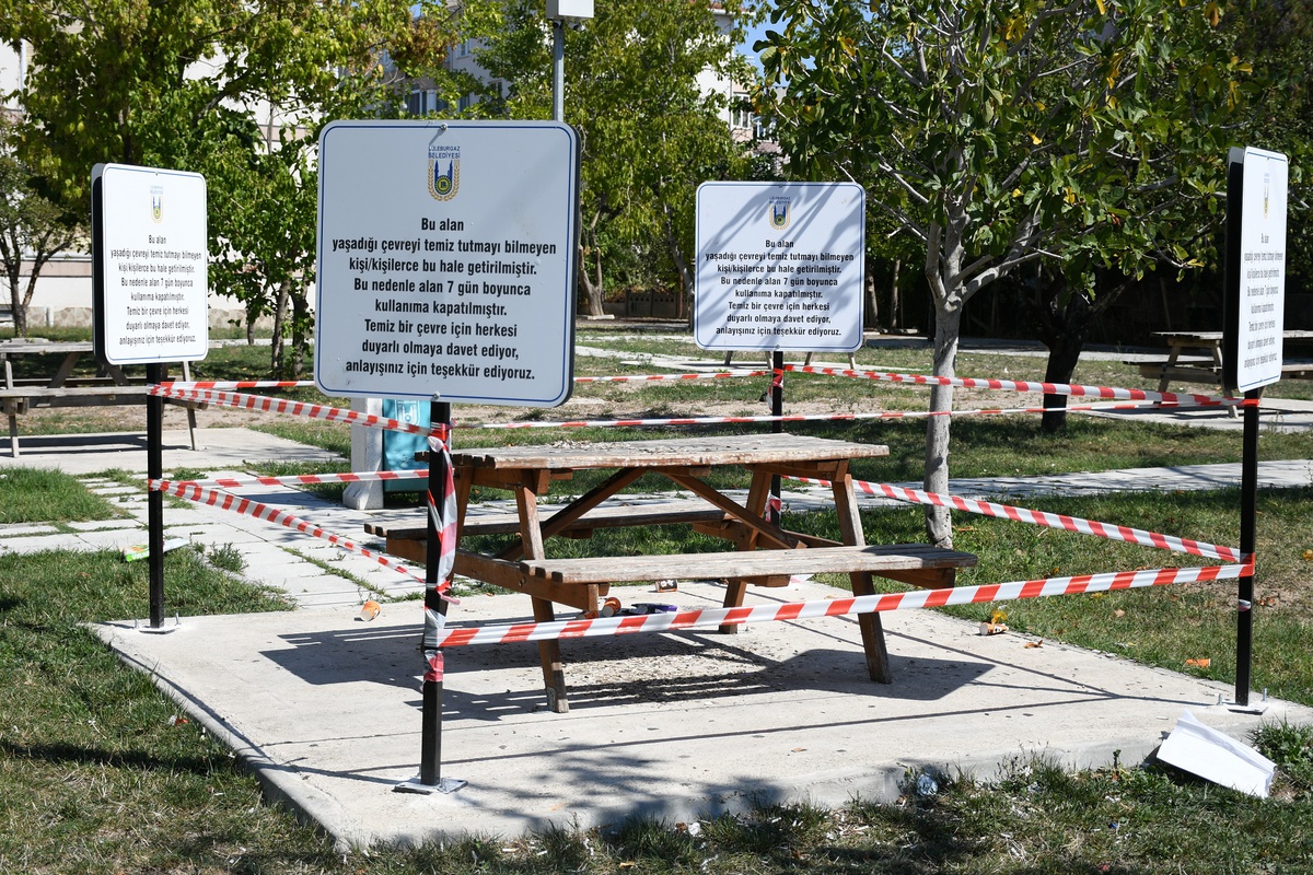 Lüleburgaz Belediyesi, Nedim Menekşe Parkı\'nda kirletilen bankı yedi gün kapalı tuttu