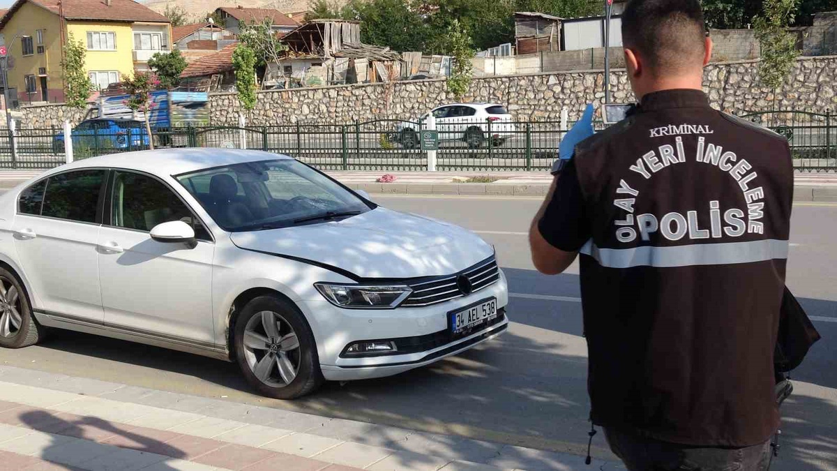 Malatya\'da yolun karşısına geçmeye çalışan yaşlı adama otomobil çarptı, kalbi durdu