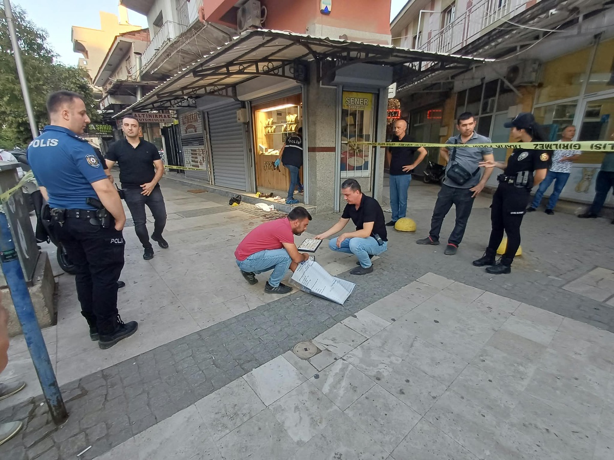 Manisa Salihli\'de kuyumcu soygununda 2 kişiyi yaralayan şüpheli esnafa yakalandı