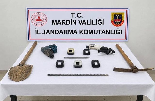 Mardin'de jandarma, 3 ilçede tarihi eser operasyonunda 70 sikke ele geçirdi