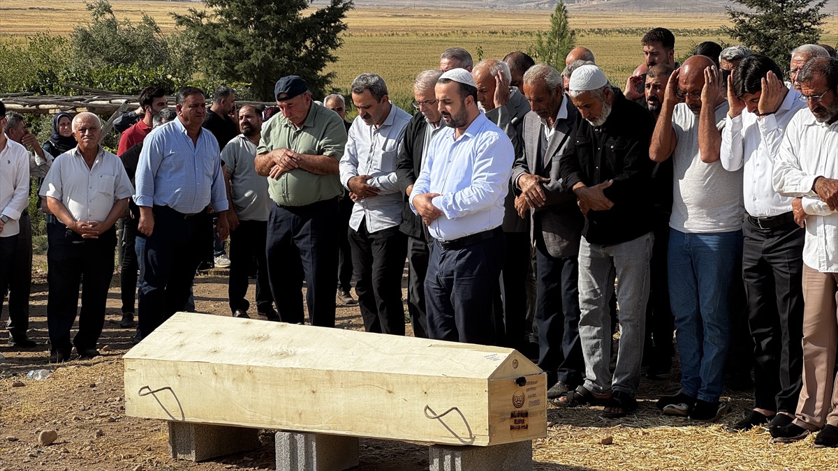 Mardin Derik\'te mısır tarlasında ölü bulunan 13 yaşındaki çocuk toprağa verildi