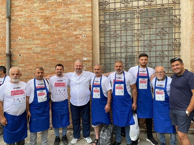 Menemen'de 19 yaşında usta olan Ayhan İde'nin oğlu Oktay dünya şampiyonu oldu