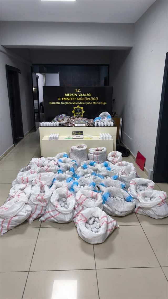 Mersin'de hastane otoparkındaki panelvanda 256 bin 900 sentetik ecza hapı ele geçirildi