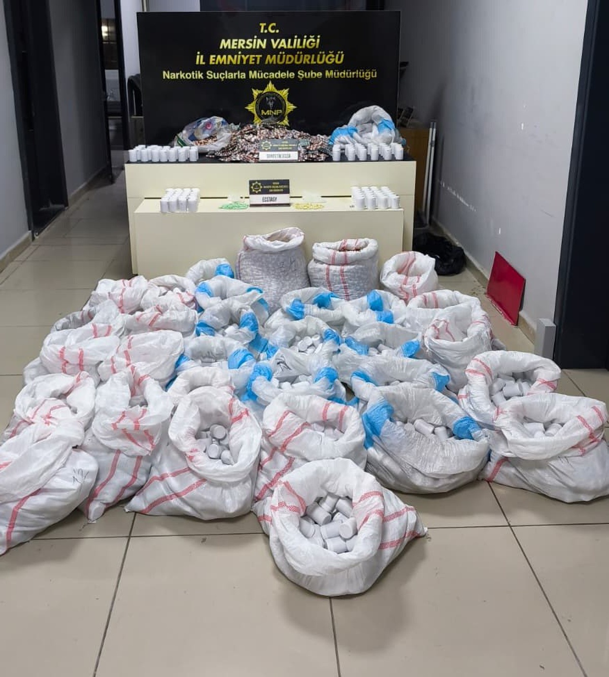 Mersin\'de hastane otoparkındaki araçta 256 bin 900 sentetik ecza hapı ele geçirildi