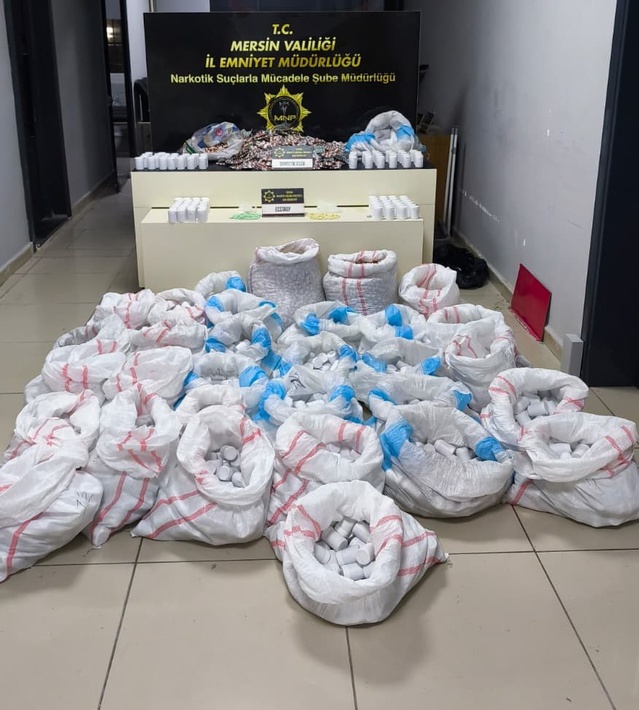 Mersin'de hastane otoparkındaki araçta 256 bin 900 sentetik ecza hapı ele geçirildi