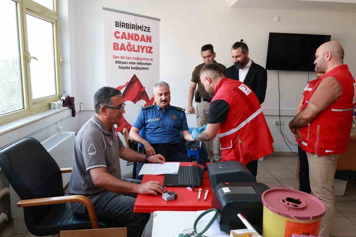 Mersin polisi kan bağışı kampanyası düzenledi, Müdür Aktaş da kan verdi