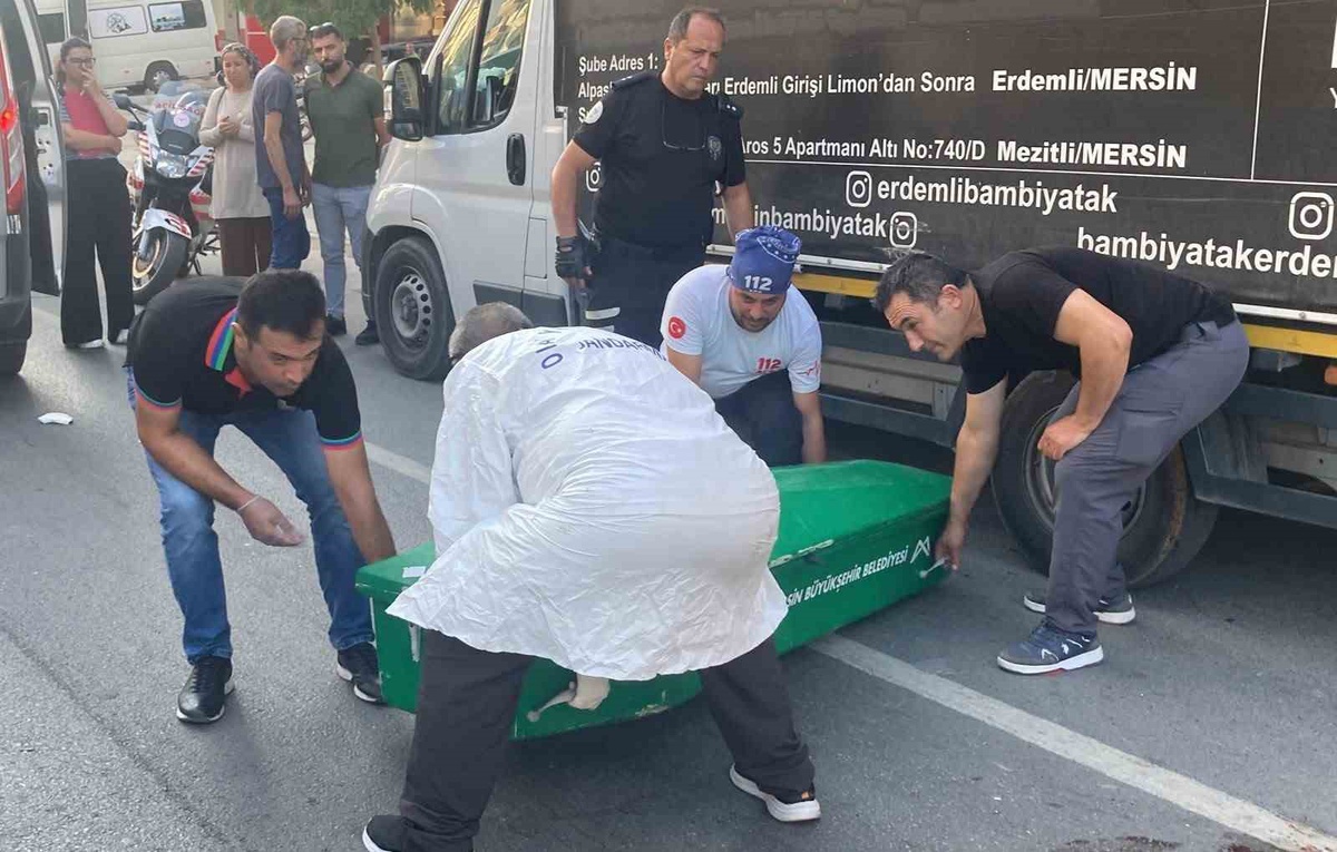 Mersin Erdemli\'de tırla çarpışan motosiklet savruldu, sürücü öldü oğlu yaralandı