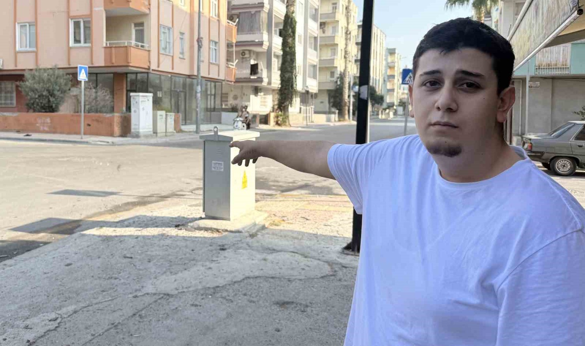 Mersin Tarsus\'ta iki aracın çarpıştığı kazada 2 kişi yaralandı, esnaf tedbir istedi