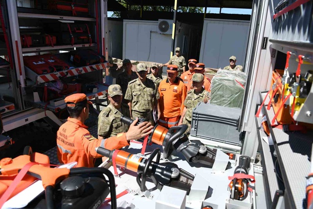 Deprem farkındalığı için 3'üncü Ordu ve arama kurtarma timleri deprem tatbikatı yaptı