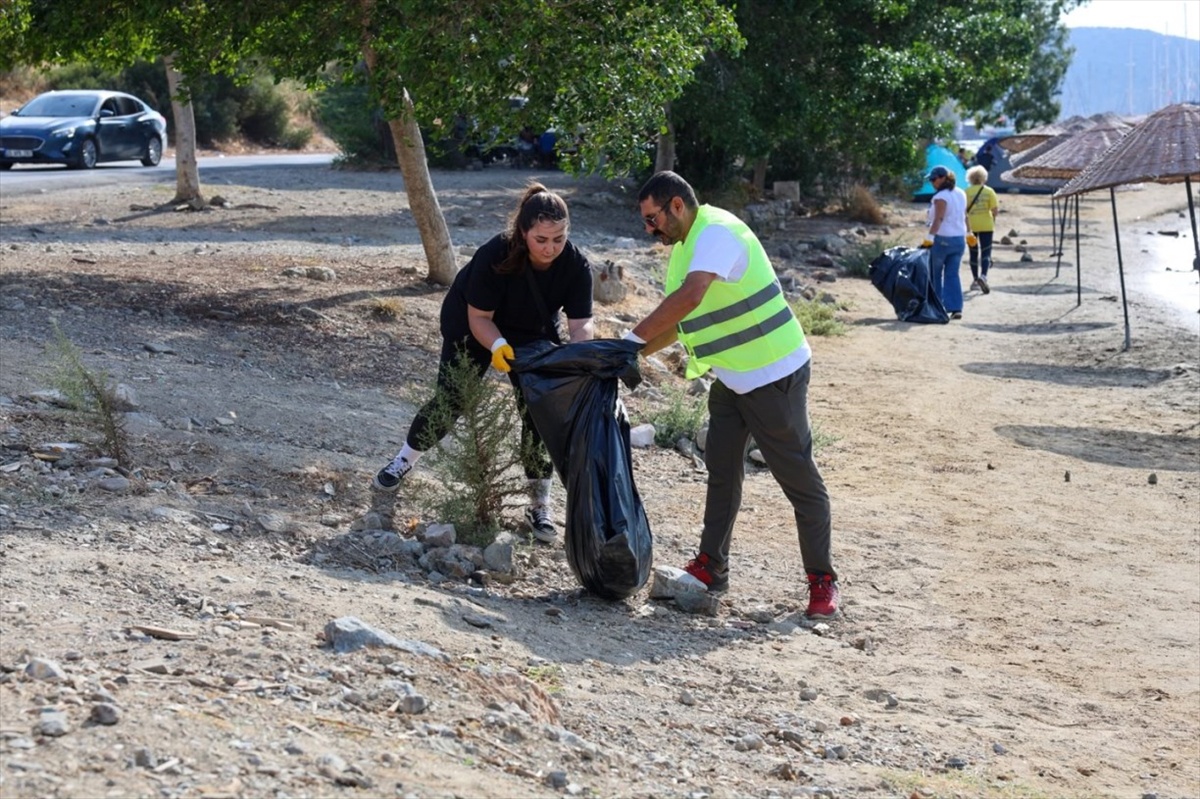 Bodrum Belediyesi ve gönüllüler Gümbet Sahili\'nde yarım tona yakın atık topladı