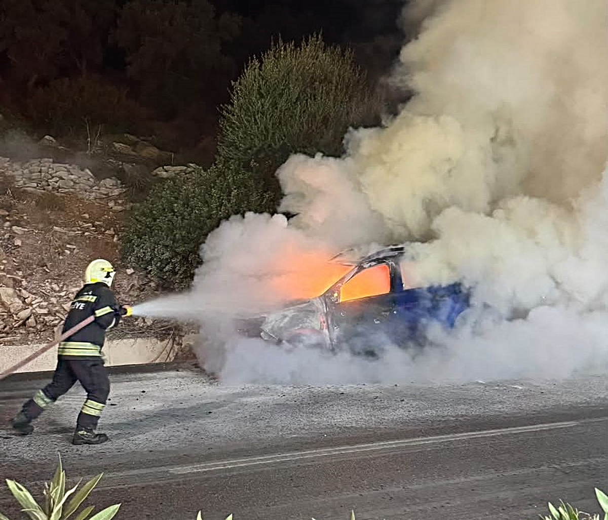 Muğla Bodrum\'da alev alan otomobil söndürüldü, elektrik arkından çıktığı sanılıyor