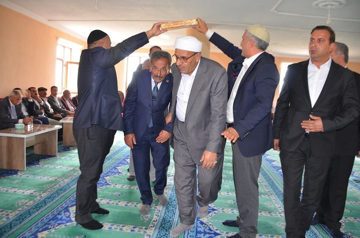 Muş Bulanık\'ta 15 yıllık husumet, iki ailenin Kur\'an altında el sıkışmasıyla bitti.