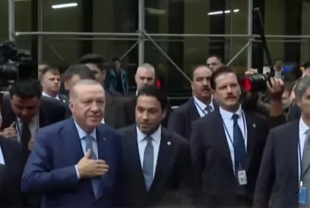 New York'ta Türk şöleni! Cumhurbaşkanı Erdoğan Türkevi'ne geldi, 7'den 70'e vatandaşlar karşıladı