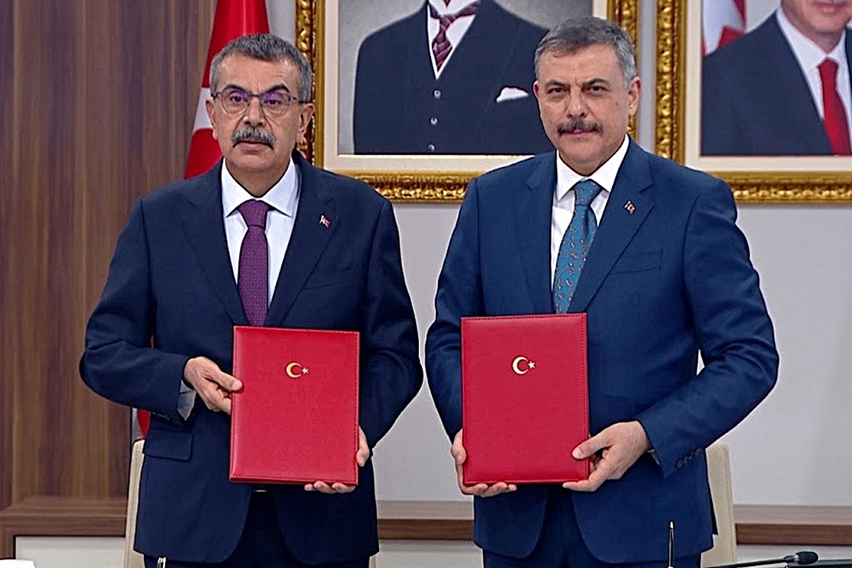 Okullarda yeni dönem başladı: Bakanlar Çiftçi ve Tekin protokolü imzaladı