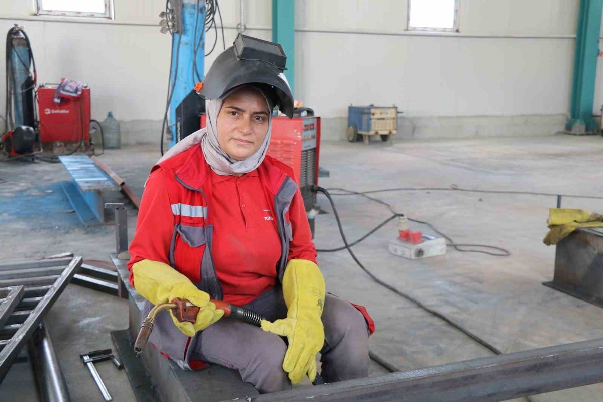 Oltu\'da kadın kaynak ustası, 30 yıla yakın deneyimiyle iş yerinin gözde elemanı oldu