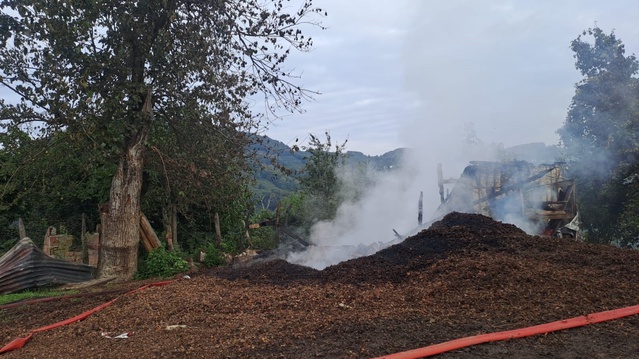 Ordu Fatsa'da sabah yakılan fındık kabuğundan sıçrayan alevler atıl evi küle çevirdi